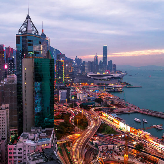 維港黃昏與公路光軌